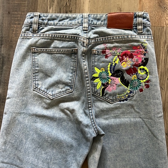 Original Denim by EXIT Jeans in Light Wash with Embroidered Back Pocket Size: 26 - Picture 12 of 16